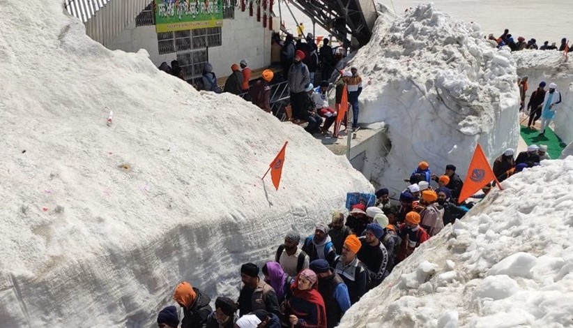 Chamoli: 225 दिन बाद खुले हेमकुंड साहिब के कपाट, 5 क्विंटल फूलों से सजा धाम, 3000 श्रद्धालुओं ने किए दर्शन