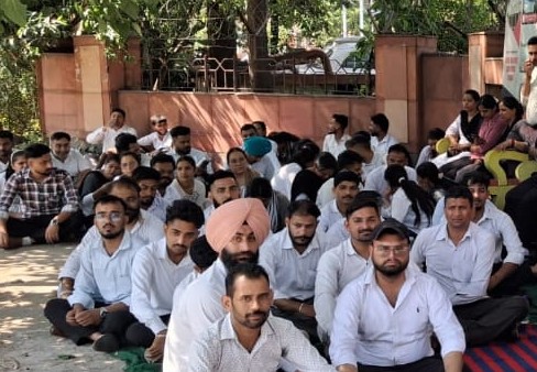 Hoshiarpur: सेवा केंद्रों के कर्मचारियों के पक्ष में सरकार की ओर से अपनी मांगें पूरी करवाने हेतु मांग पत्र दिया