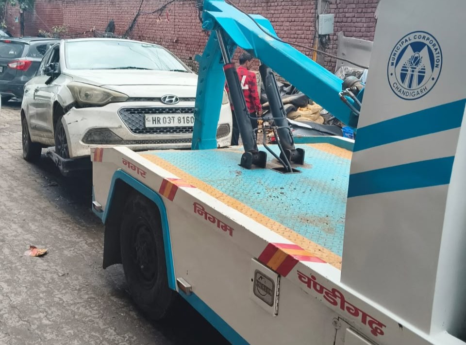 Chandigarh: 106 चालान, कई जगहों से कब्जे साफ: चंडीगढ़ में सड़कों और फुटपाथों पर निगम की सख्ती