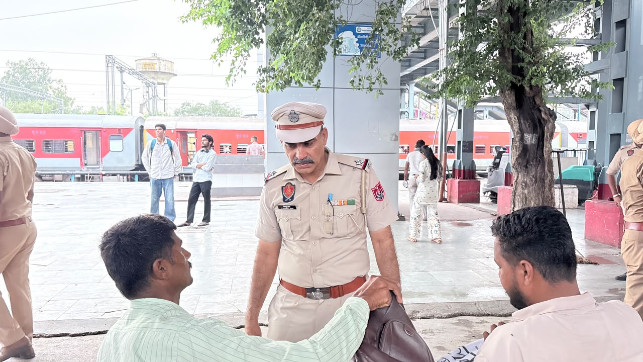 Bathinda: स्वतंत्रता दिवस से पहले बठिंडा में पुलिस का फ्लैग मार्च, 200 जवानों ने संभाला मोर्चा; रेलवे स्टेशन पर भी सर्च ऑपरेशन