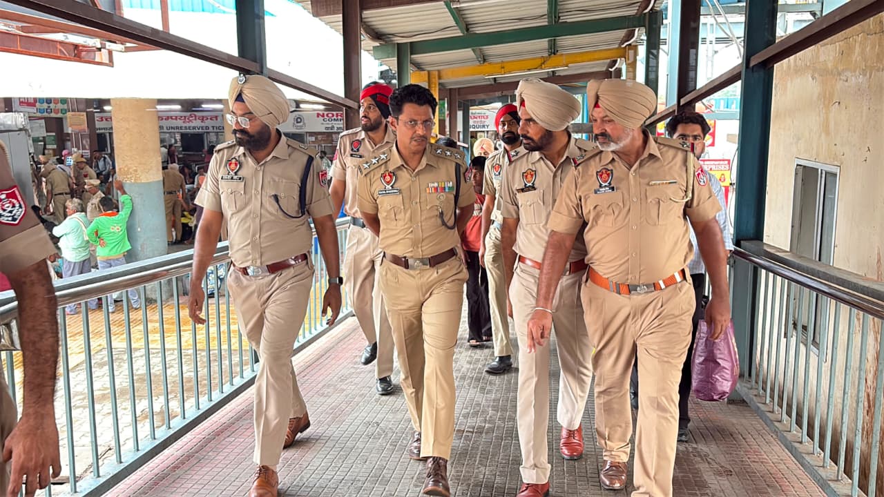 Bathinda: स्वतंत्रता दिवस से पहले बठिंडा में पुलिस का फ्लैग मार्च, 200 जवानों ने संभाला मोर्चा; रेलवे स्टेशन पर भी सर्च ऑपरेशन