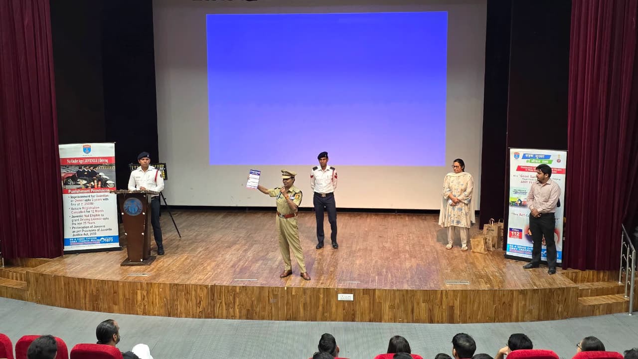 Chandigarh: रोड सेफ्टी को लेकर चंडीगढ़ ट्रैफिक पुलिस की अनोखी पहल, बच्चों ने पेंटिंग से दिया सुरक्षित सफर का संदेश