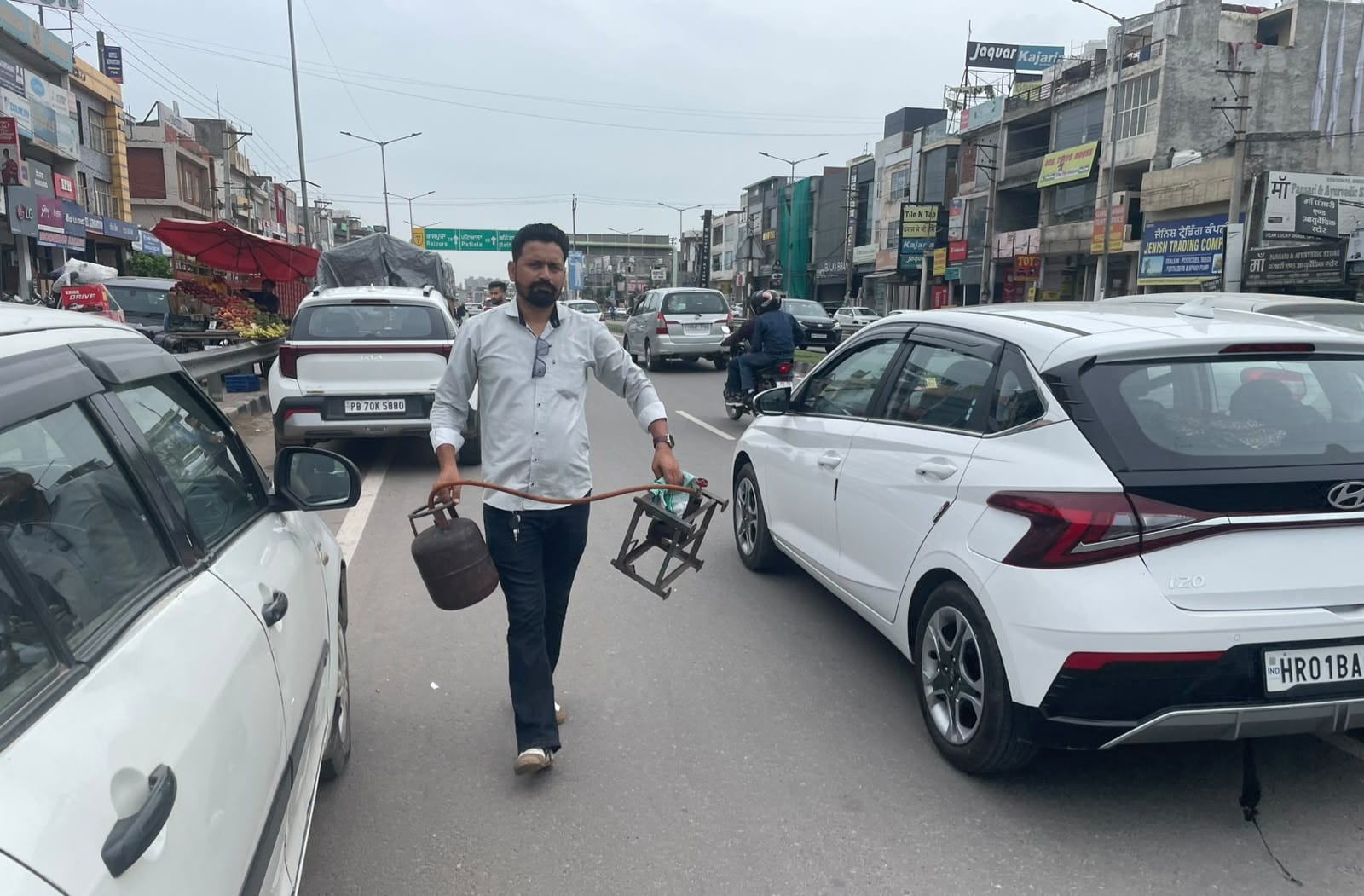 Zirakpur: पटियाला रोड पर अतिक्रमण के खिलाफ नगर परिषद का एक्शन, अवैध रेहड़ी-फड़ियां जब्त