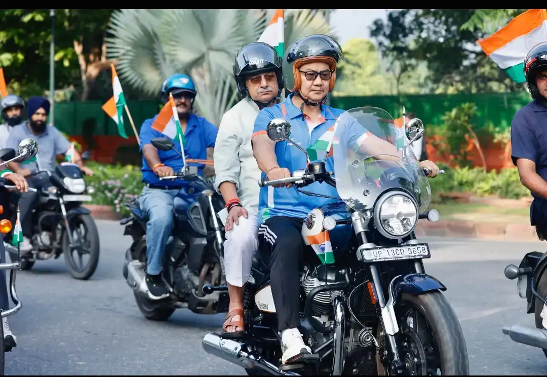 New Delhi: बाइक रैली में गूंजा वंदे मातरम्, उपराष्ट्रपति बोले- तिरंगे में समाई देश की एकता और राष्ट्रीय चेतना