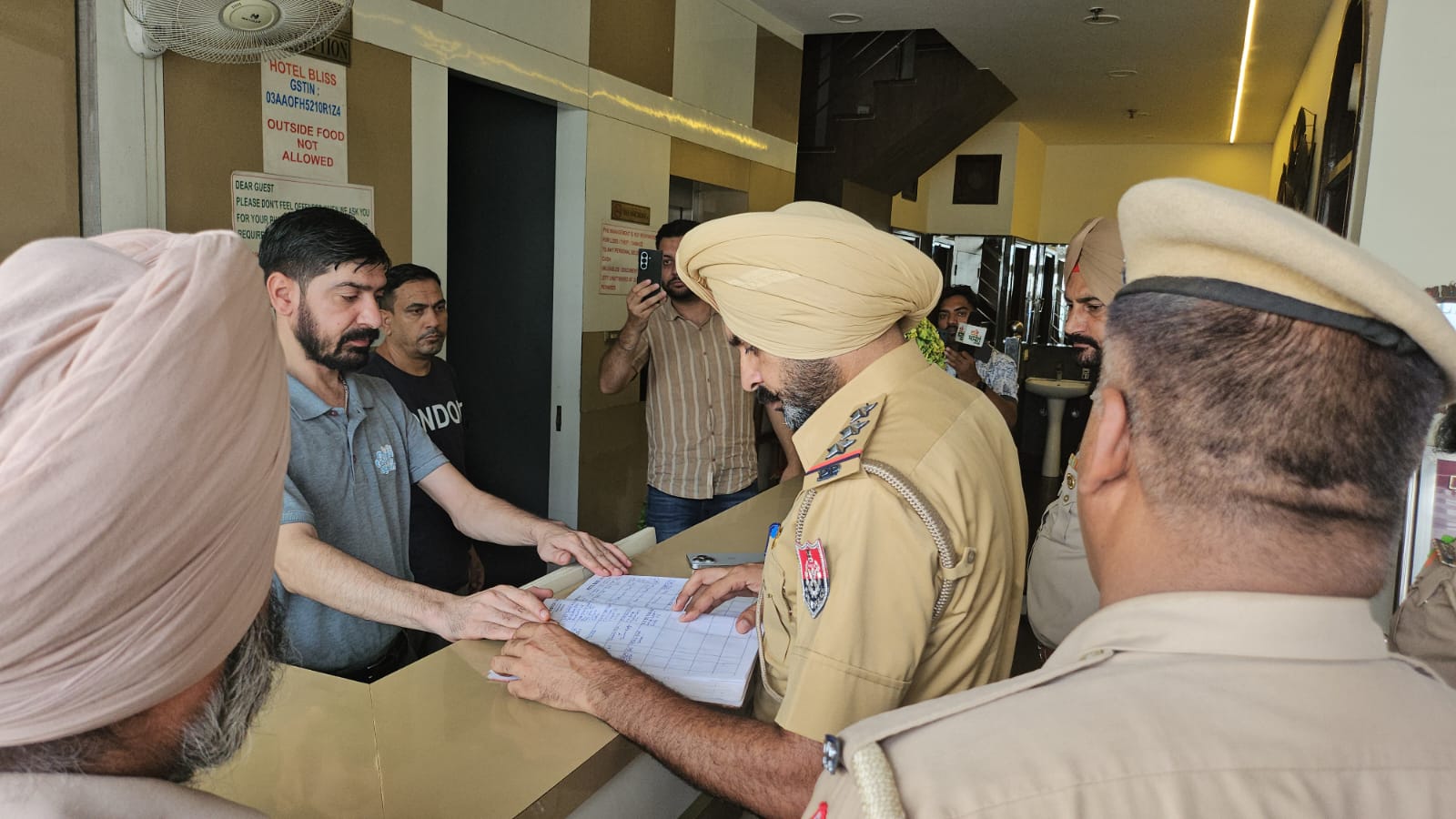 Zirakpur: जीरकपुर में बढ़ी चौकसी, पुलिस ने होटलों, झुग्गियों और प्रमुख मार्गों पर चलाया विशेष अभियान