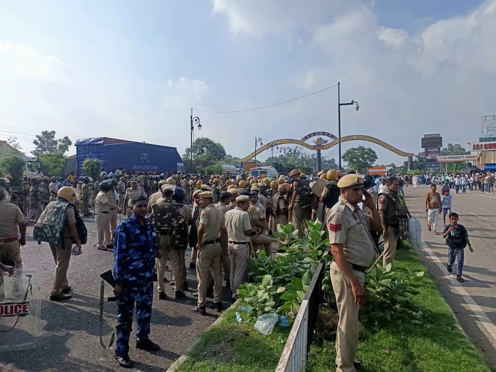 Lalru: पंजोखरा विवाद में गरमाया माहौल, हाईवे पर उतरी सिख संगत; पथराव-झड़प के बीच पुलिस ने छोड़ी आंसू गैस