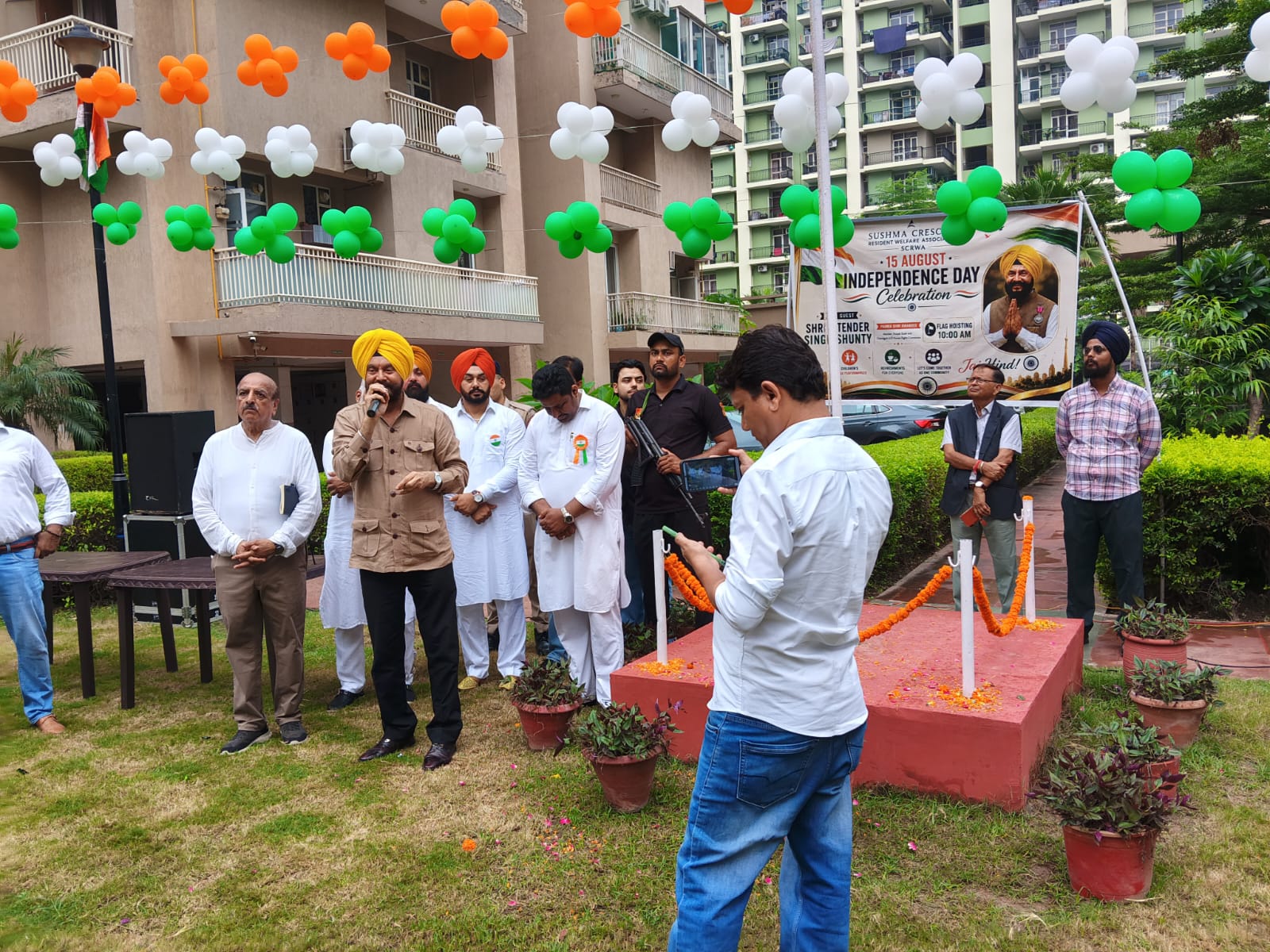 सुषमा क्रेसेंट में देशभक्ति के रंग, पद्मश्री जितेंद्र सिंह शंटी ने फहराया तिरंगा
