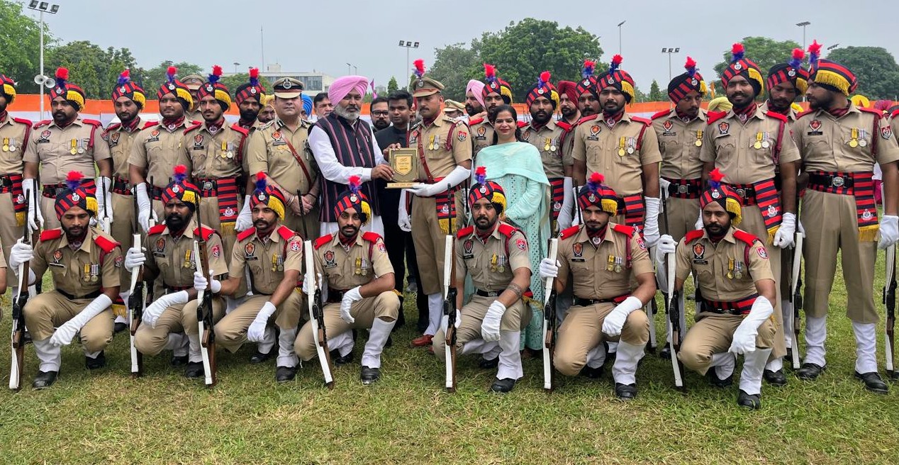 Chandigarh: लुधियाना में तिरंगा फहराकर बोले वित्त मंत्री चीमा, शहीदों के सपनों का पंजाब बना रही मान सरकार