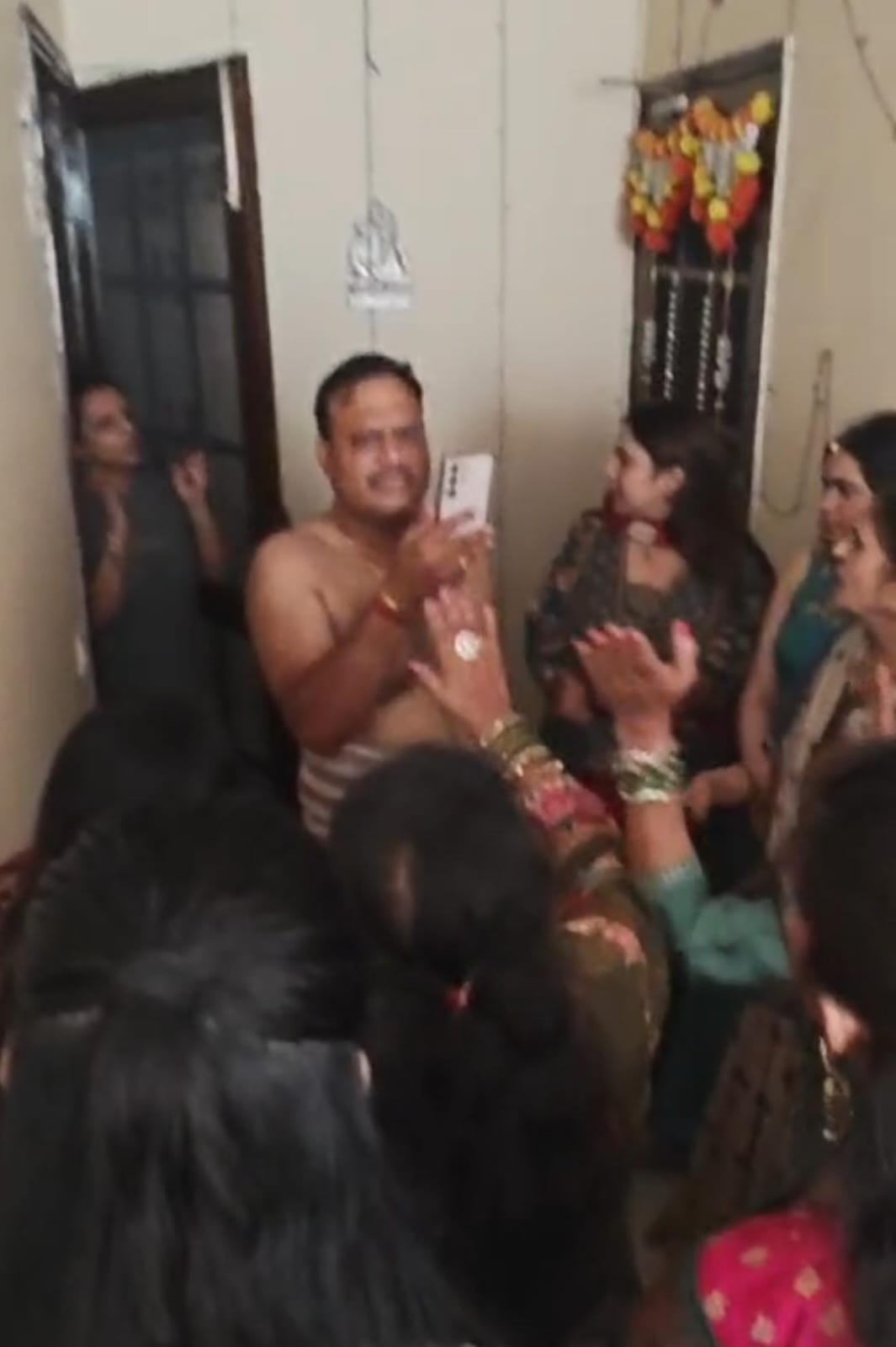Zirakpur: पीरमुच्छल्ला की प्रकाश टावर सोसायटी में शराब के नशे में अभद्र व्यवहार व हाथापाई के आरोप; निवासियों ने ढकोली थाने में दी लिखित शिकायत