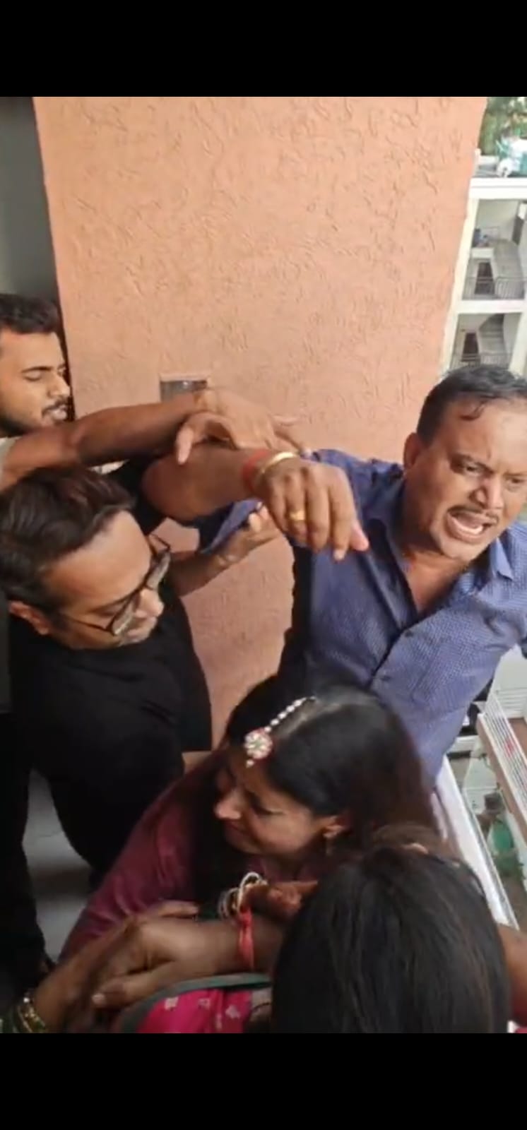 Zirakpur: पीरमुच्छल्ला की प्रकाश टावर सोसायटी में शराब के नशे में अभद्र व्यवहार व हाथापाई के आरोप; निवासियों ने ढकोली थाने में दी लिखित शिकायत