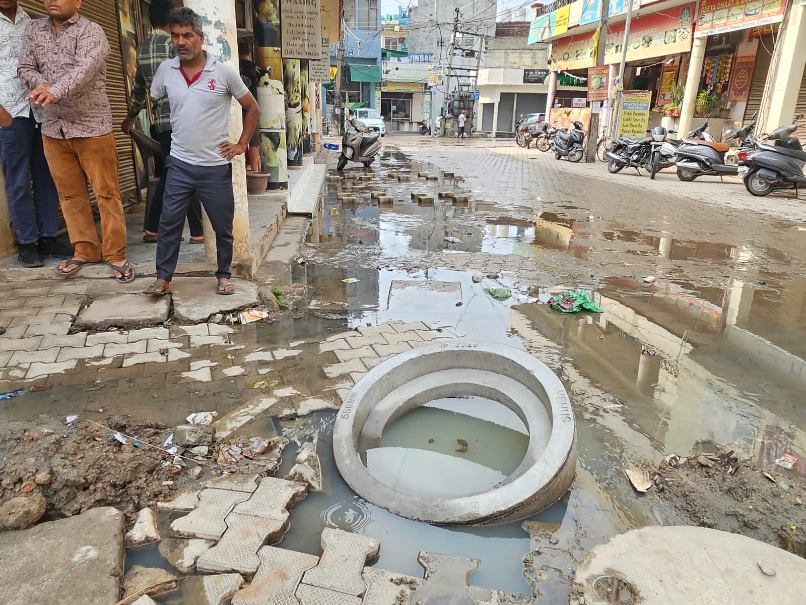 Zirakpur: गोल्डन एस्टेट मार्केट में सीवरेज ओवरफ्लो, गंदे पानी में डूबा रास्ता