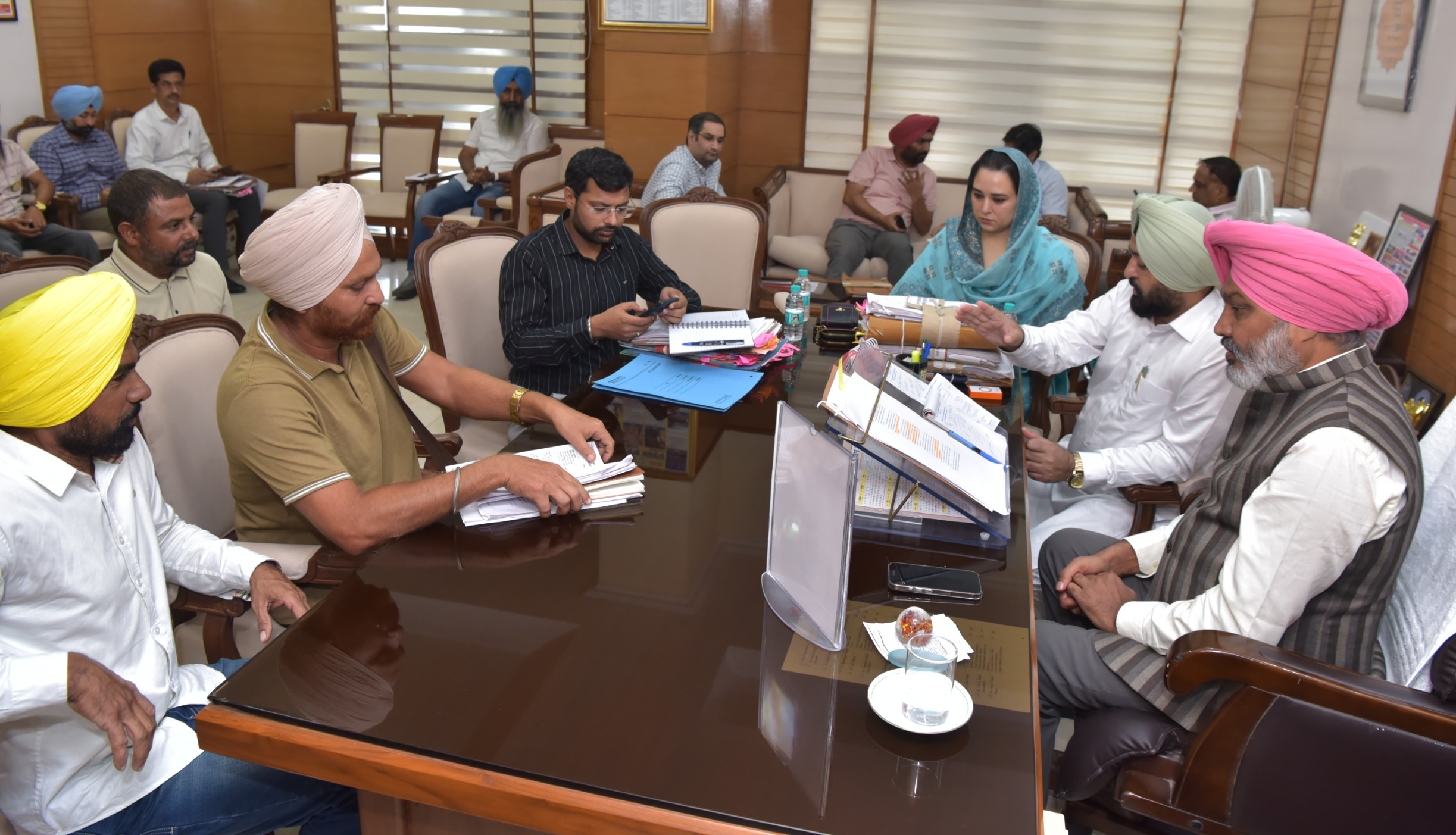 Chandigarh: आउटसोर्स कर्मचारियों को राहत देने की तैयारी, हरपाल चीमा ने विभागों को प्रक्रिया तेज करने के दिए निर्देश