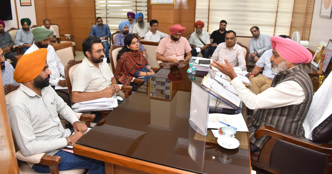 Chandigarh: आउटसोर्स कर्मचारियों को राहत देने की तैयारी, हरपाल चीमा ने विभागों को प्रक्रिया तेज करने के दिए निर्देश